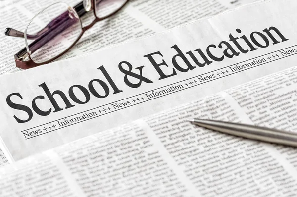 Газета с заголовком "Школа и образование" — стоковое фото