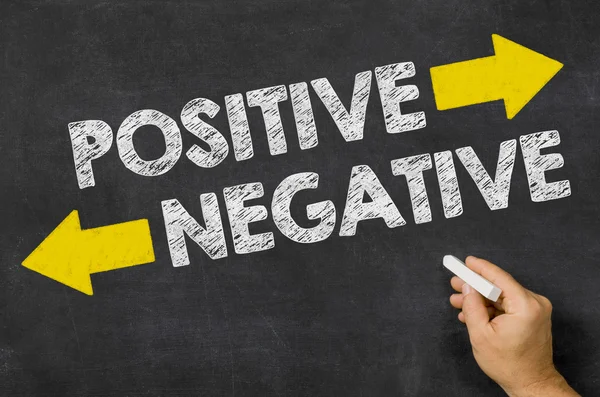 Pozitivní nebo negativní, napsané na tabuli — Stock fotografie