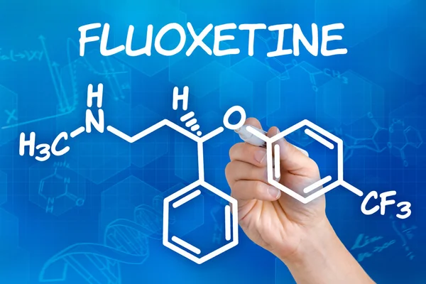 Ruka s perem kreslení chemický vzorec fluoxetinu — Stock fotografie