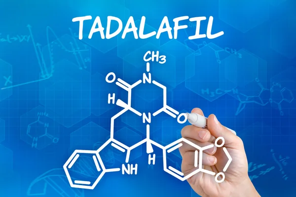 Mão com caneta desenhando a fórmula química de Tadalafil — Fotografia de Stock