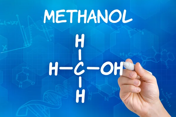 Mano con penna che disegna la formula chimica del metanolo — Foto Stock