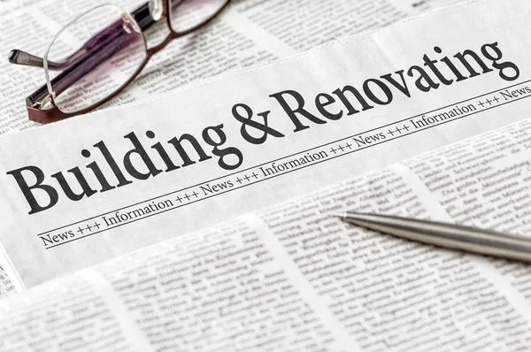 Eine Zeitung mit der Überschrift Gebäude und Renovierung — Stockfoto