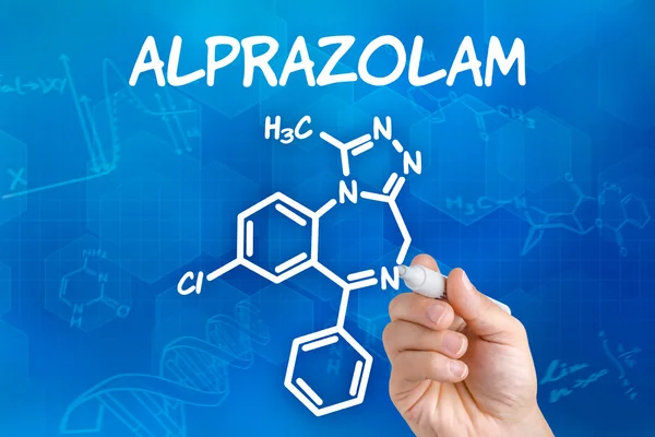 Main avec dessin au stylo la formule chimique de Alprazolam — Photo