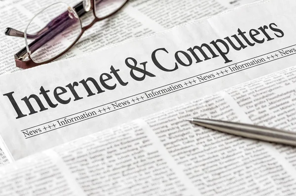 Eine Zeitung mit der Überschrift Internet und Computer — Stockfoto