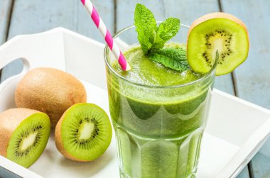 A green smoothie on a tray with kiwi clipart