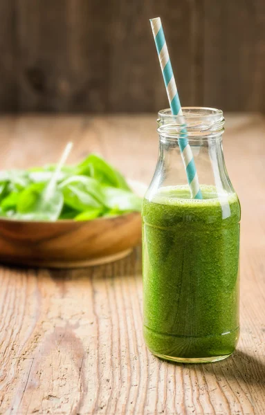 Batido verde con espinacas sobre fondo de madera — Foto de Stock