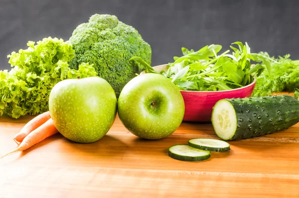 Frisches Obst und Gemüse auf einem hölzernen Hintergrund — Stockfoto