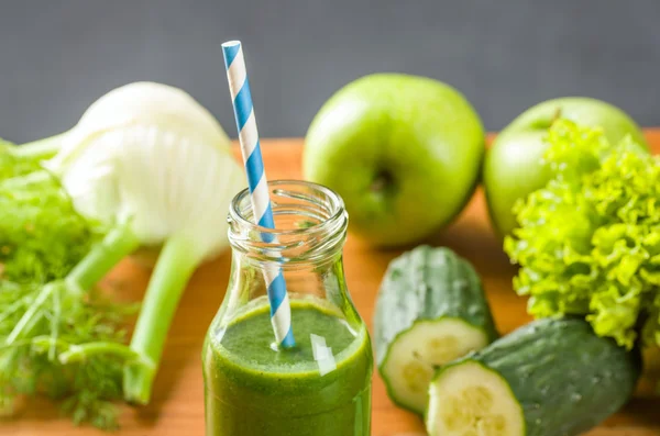 Zöld turmix, a palackban a friss gyümölcsök és zöldségek — Stock Fotó