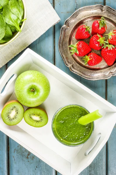 Um smoothie verde com fruta e espinafre — Fotografia de Stock
