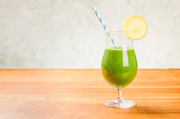 Зеленый овощной коктейль с копировальным пространством — стоковое фото