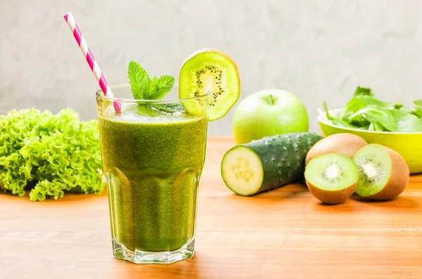 Um Smoothie verde com palha de bebida — Fotografia de Stock