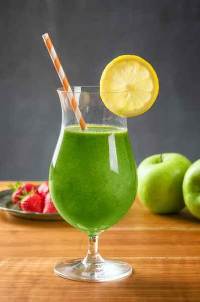 Um batido verde em uma taça de coquetel — Fotografia de Stock