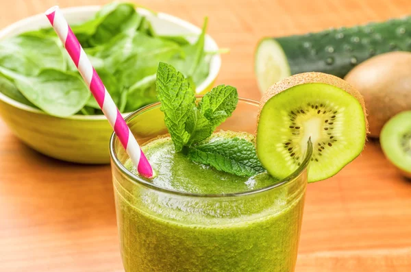 Bir içme ile yeşil smoothie saman ve taze malzemeler — Stok fotoğraf