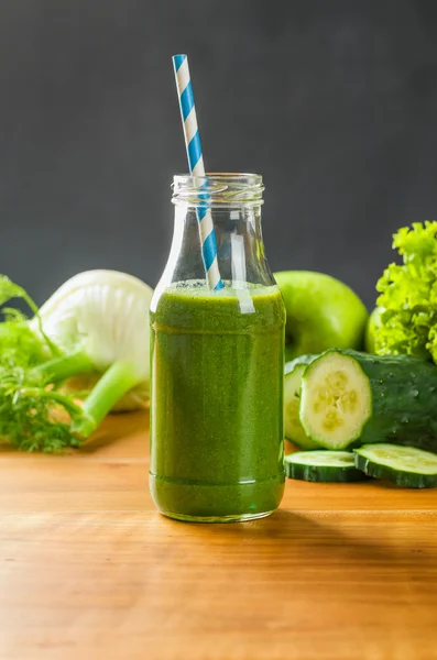 Grüner Smoothie mit frischem Obst und Gemüse Stockfoto