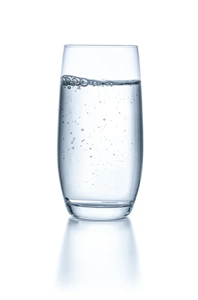 Glas med vatten på en vit bakgrund — Stockfoto