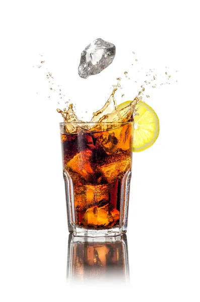 Uma bebida longa com cubos de gelo e salpicos — Fotografia de Stock