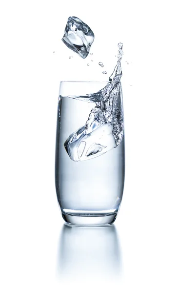 Склянка води з кубиками льоду і бризками — стокове фото