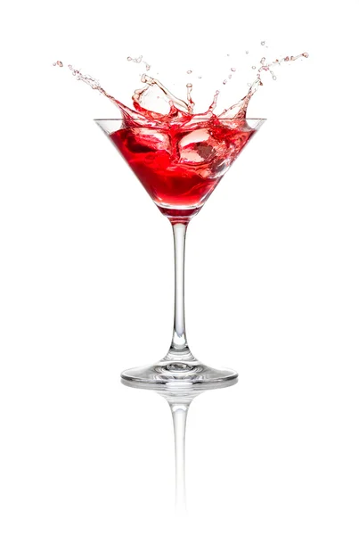Cocktail rosso con cubetti di ghiaccio e spruzzi — Foto Stock