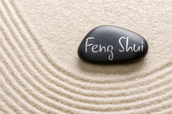 Una piedra negra con la inscripción Feng Shui — Foto de Stock