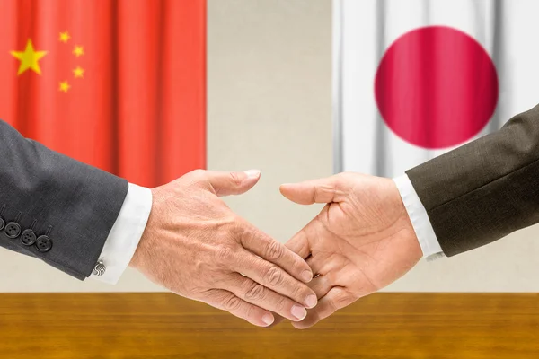 Çin ve Japonya temsilcileri el sallamak — Stok fotoğraf