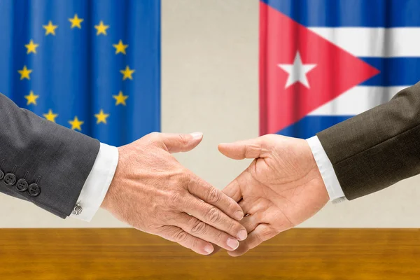 Zástupci Eu a Kuba potřást rukou — Stock fotografie