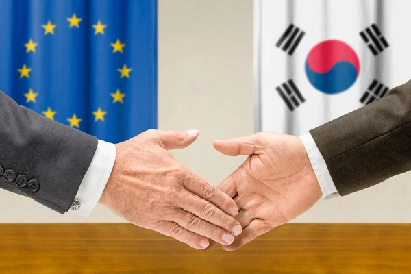 Rappresentanti dell'UE e della Corea del Sud si stringono la mano — Foto Stock