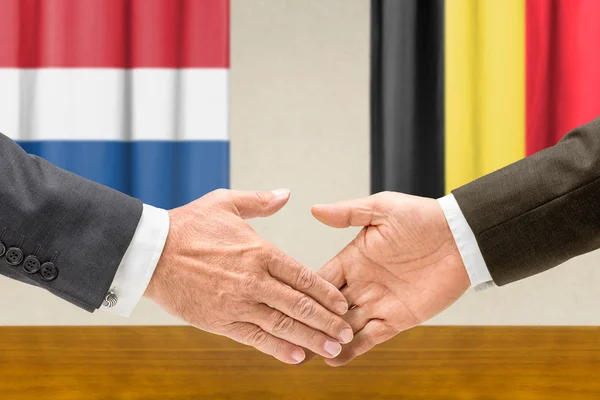 Zástupci Nizozemsko a Belgie potřást rukou — Stock fotografie