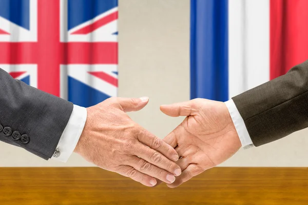 Rappresentanti del Regno Unito e della Francia si stringono la mano — Foto Stock