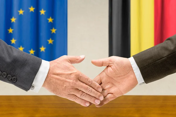 Företrädare för Eu och Belgien skaka hand — Stockfoto