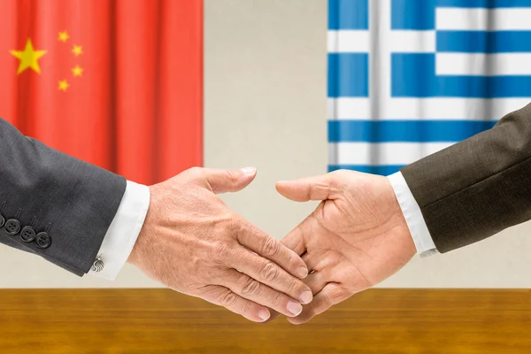 Företrädare för Kina och Grekland skaka hand — Stockfoto