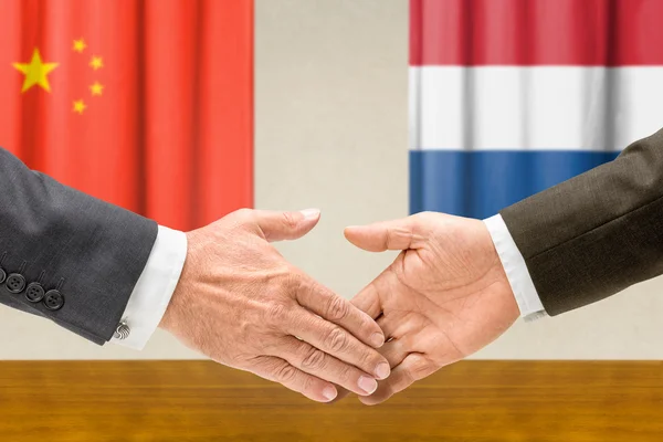 중국와 네덜란드의 대표 악수 — 스톡 사진