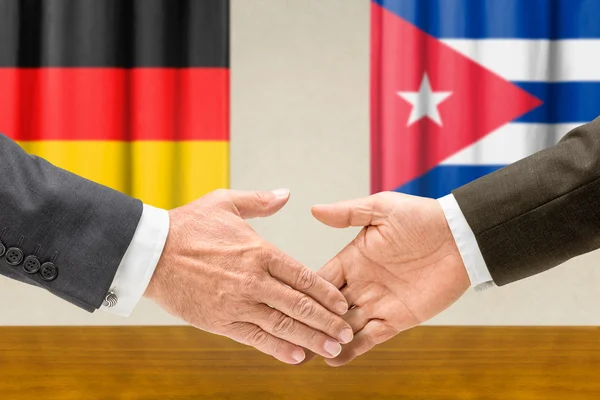 Zástupci Německa a Kuba potřást rukou — Stock fotografie
