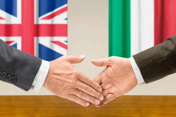 Företrädare för Förenade kungariket och Italien skaka hand — Stockfoto
