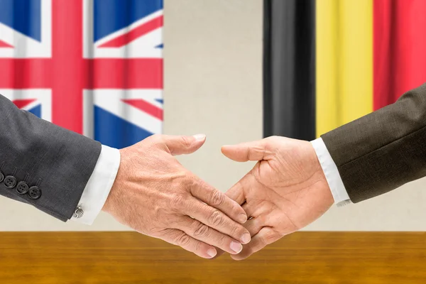 Vertreter Großbritanniens und Belgiens geben sich die Hand — Stockfoto
