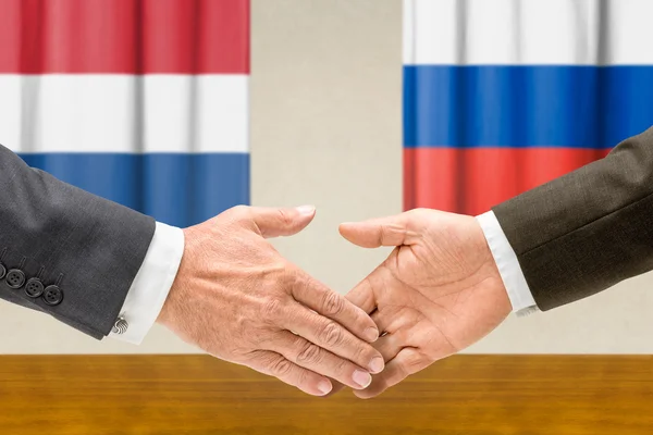 Representatives of the Netherlands and Russia shake hands — Stock Photo, Image