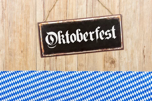 Sinal de metal velho com a palavra Oktoberfest — Fotografia de Stock