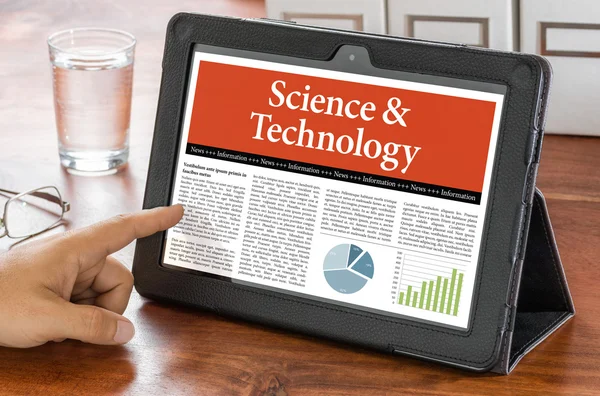 Tablet-Computer auf dem Schreibtisch - Wissenschaft und Technik — Stockfoto