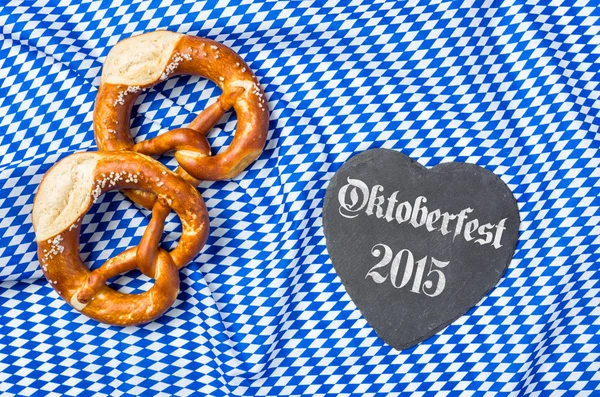 Quadro negro em forma de coração com pretzels - Oktoberfest 2015 — Fotografia de Stock