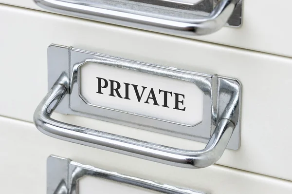 Un armario de cajones con la etiqueta Private — Foto de Stock