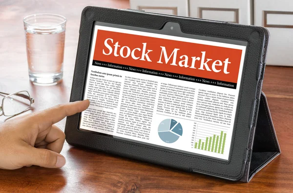 Une tablette sur un bureau - Stock Market — Photo