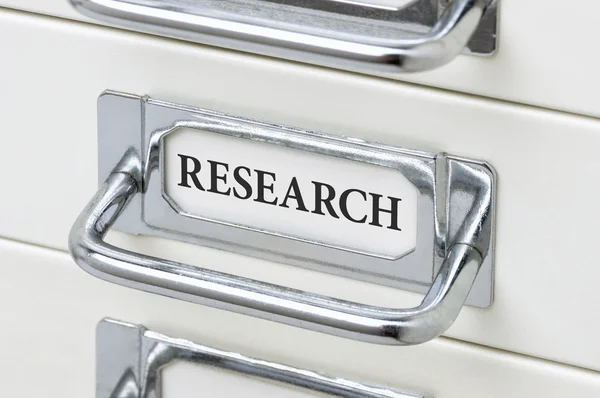 Ein Schubladenschrank mit dem Etikett Forschung — Stockfoto