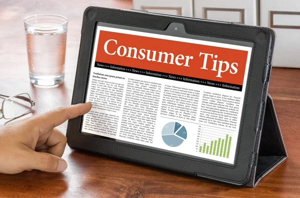 Tabletový počítač na stole - spotřebitelské tipy — Stock fotografie