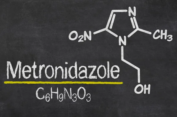 Quadro negro com a fórmula química de Metronidazole — Fotografia de Stock