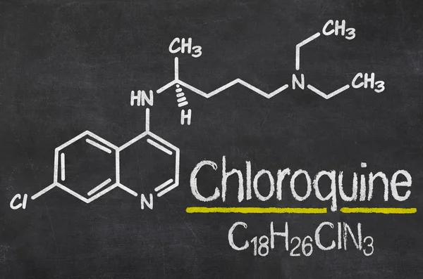 Доска с химической формулой хлорохина — стоковое фото