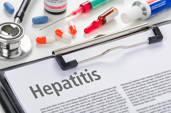 Die Diagnose Hepatitis auf einem Klemmbrett geschrieben — Stockfoto
