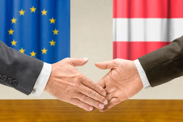 Представители ЕС и Австрии пожимают друг другу руки — стоковое фото