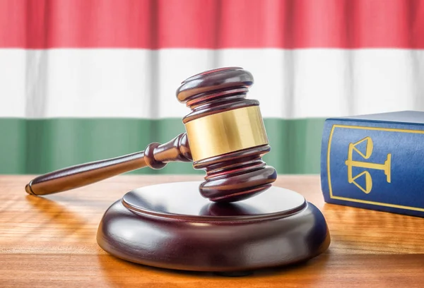 Ein Hammer und ein Gesetzbuch - ungarisch — Stockfoto