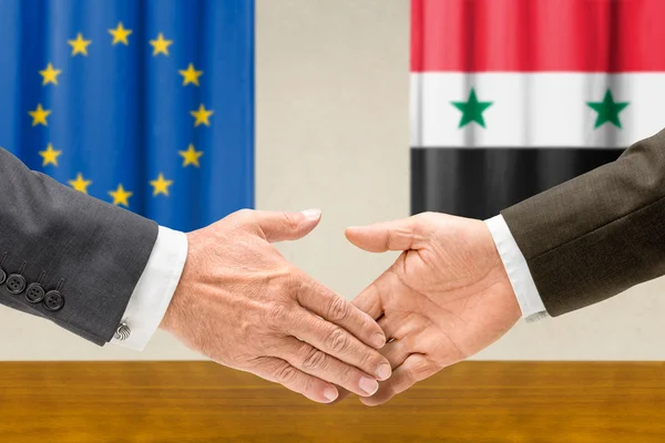 Representatives of the EU and Syria shake hands — Stock Photo, Image