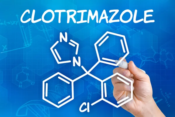 Main avec dessin au stylo la formule chimique de Clotrimazole — Photo