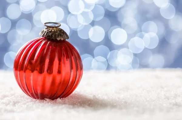 A christmas bauble in the snow — Stock Photo, Image